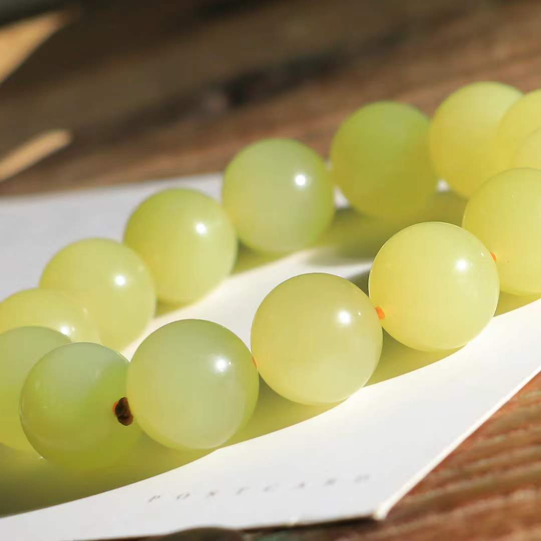 （冬日暖阳.手串）

收藏级臻品，传世之作和田玉黄口料手串 质地油润，大气雅致，清风明月潺潺，