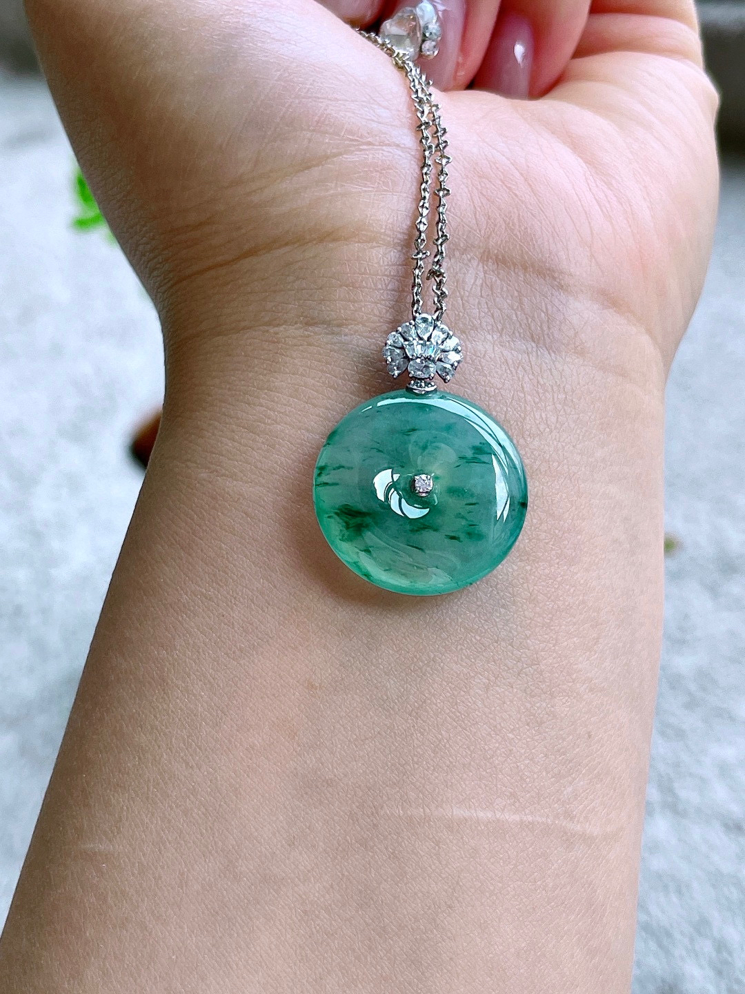 冰飘花平安扣吊坠  
18k金镶嵌  性价比高  
整体30/裸石22.6-5.4