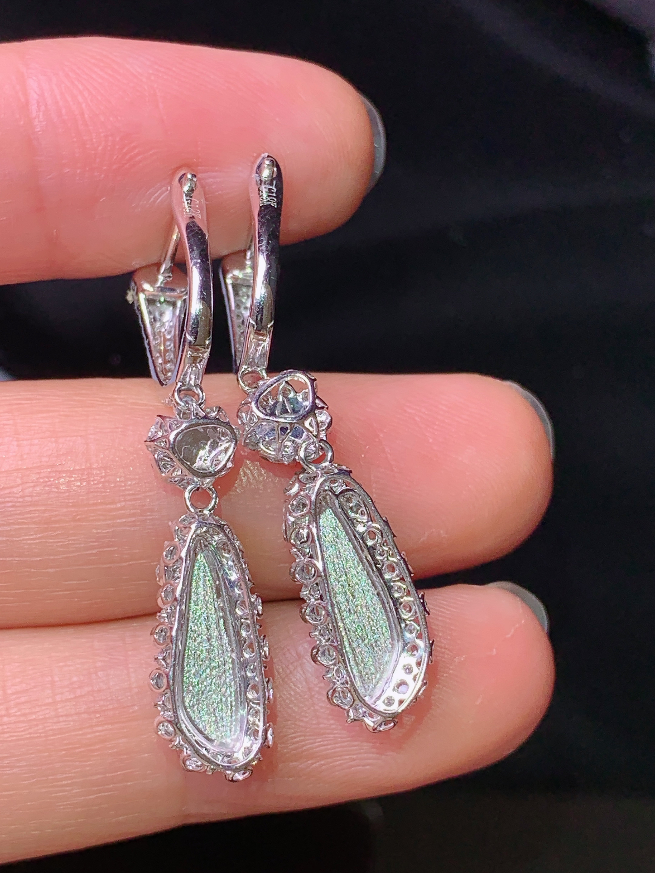 18k金钻镶嵌满绿随形吊坠 玉质细腻 色泽艳丽清新 水润亮眼 整体尺寸35.5*7.3*6.5c2