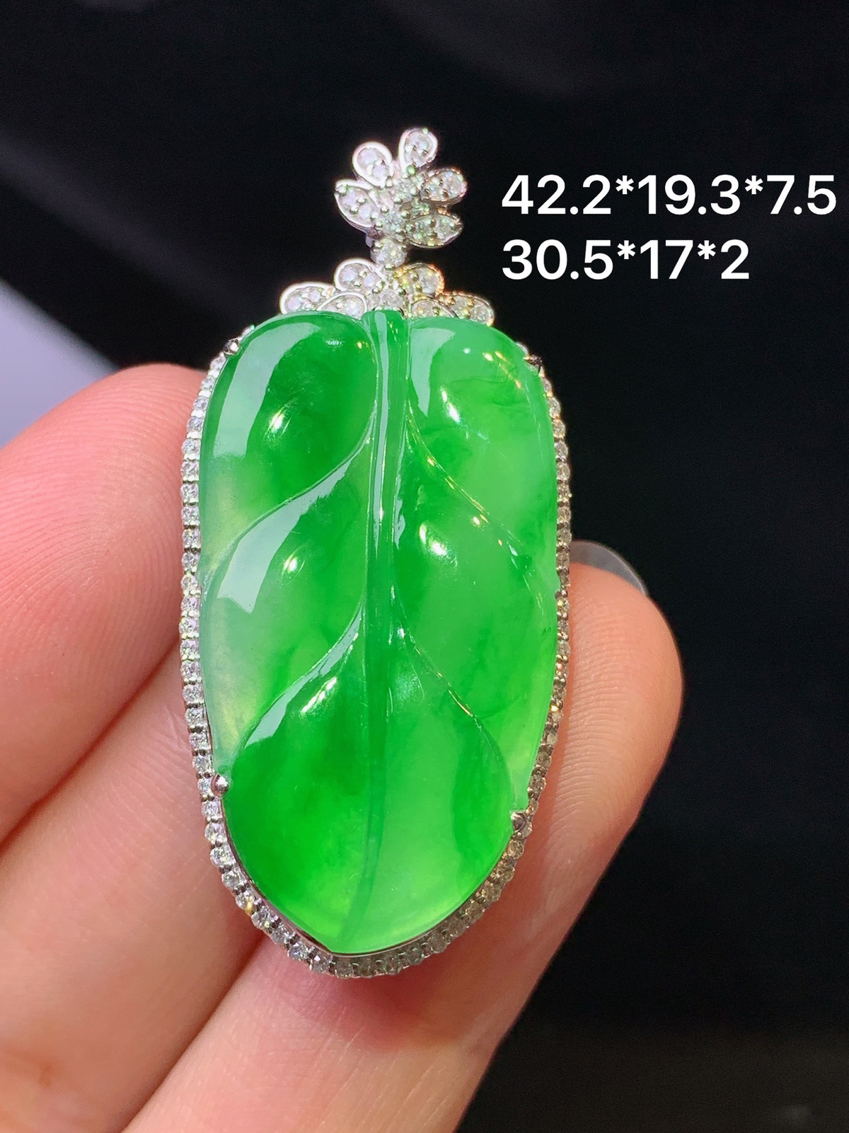18k金钻镶嵌翠绿树叶吊坠 玉质细腻 色泽清新艳丽 整体尺寸42.2*19.3*7.5