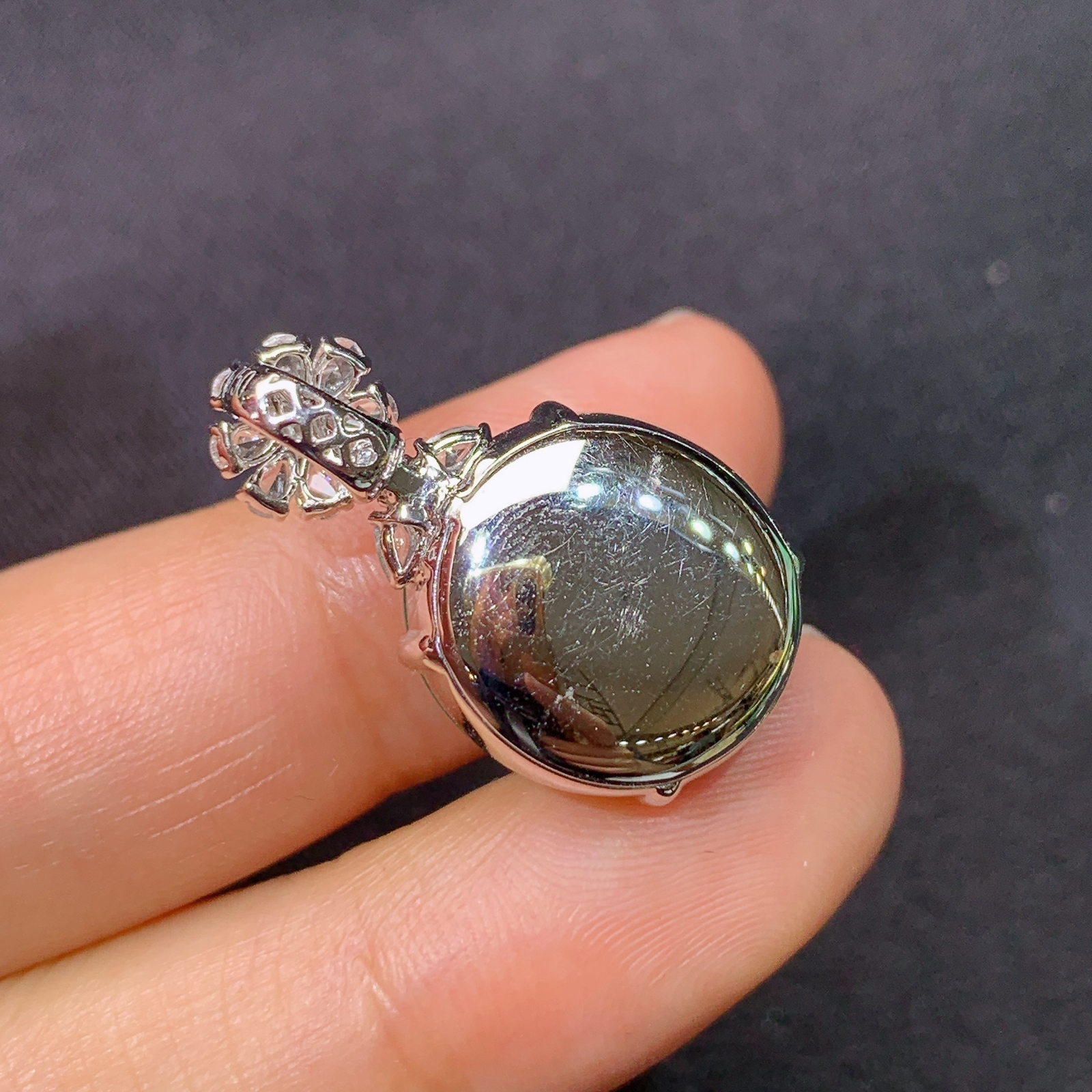 冰阳绿蛋面吊坠，18k金镶嵌，冰润色阳，玉质细腻，种水足，Yh1 尺寸25*14.5*9.3