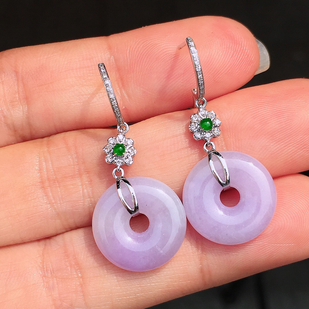 紫罗兰平安扣耳坠，色泽均匀艳丽，玉质细腻，荧光感超
强，饱满圆润，尽显优雅气质，18k
金豪华镶嵌