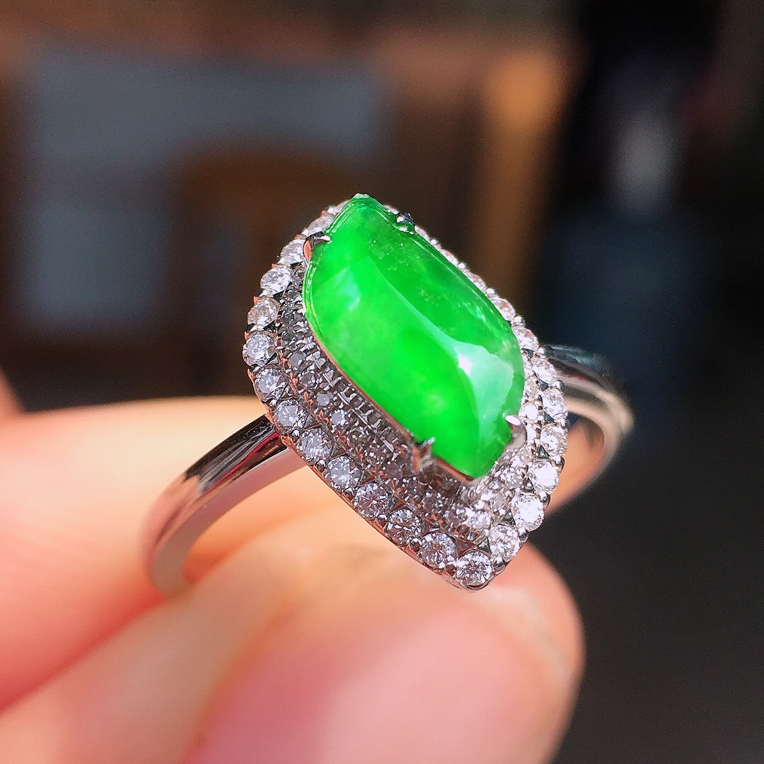 阳绿随形戒指，色泽均匀艳丽，玉质细腻，荧光感超
强，饱满圆润，尽显优雅气质，18k
金豪华镶嵌