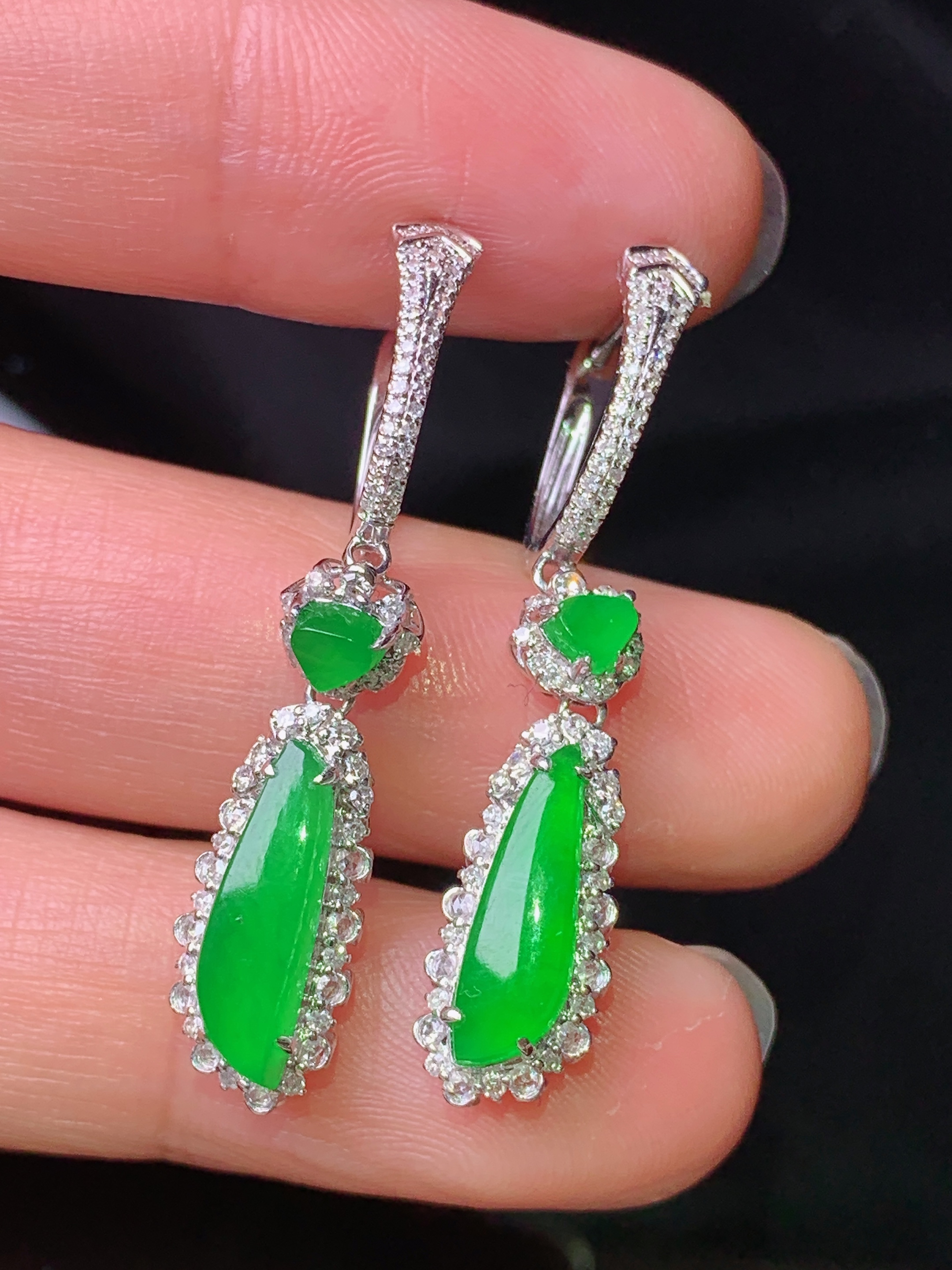 18k金钻镶嵌满绿随形吊坠 玉质细腻 色泽艳丽清新 水润亮眼 整体尺寸35.5*7.3*6.5c2