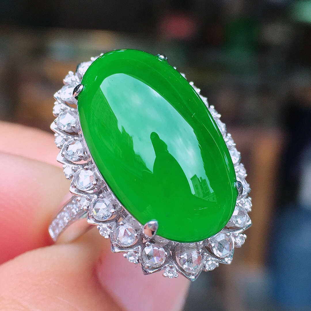 满绿蛋面戒指，色泽均匀艳丽，玉质细腻，荧光感超
强，饱满圆润，尽显优雅气质，18k
金豪华镶嵌