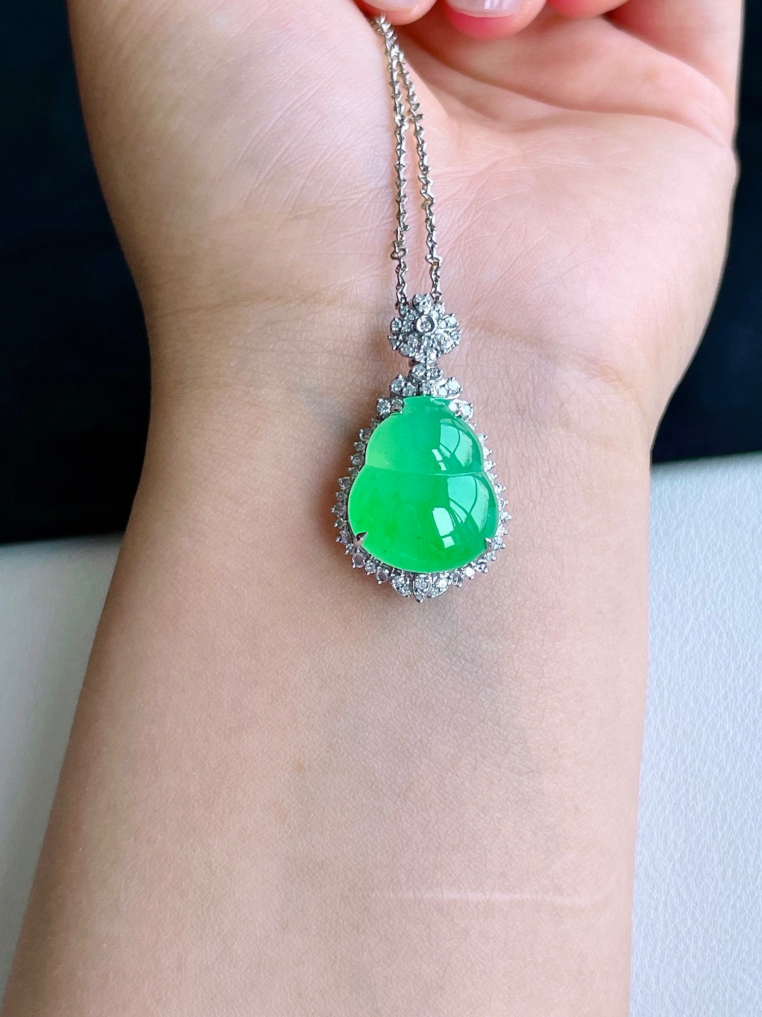 高冰甜阳绿葫芦吊坠  

【整体】33-19-12.8
【裸石】17.8-15.4-5.7