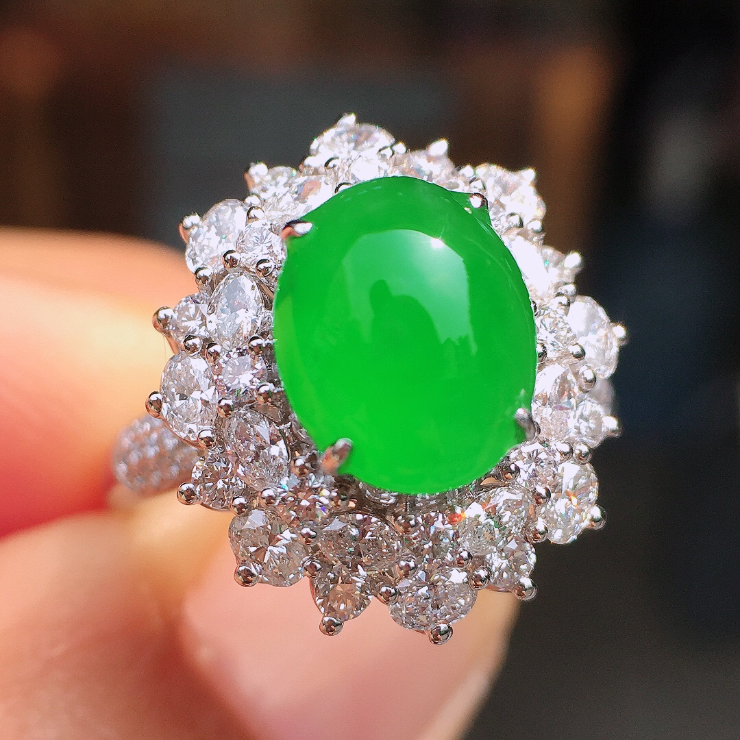 阳绿蛋面戒指，色泽均匀艳丽，玉质细腻，荧光感超
强，饱满圆润，尽显优雅气质，18k
金豪华镶嵌