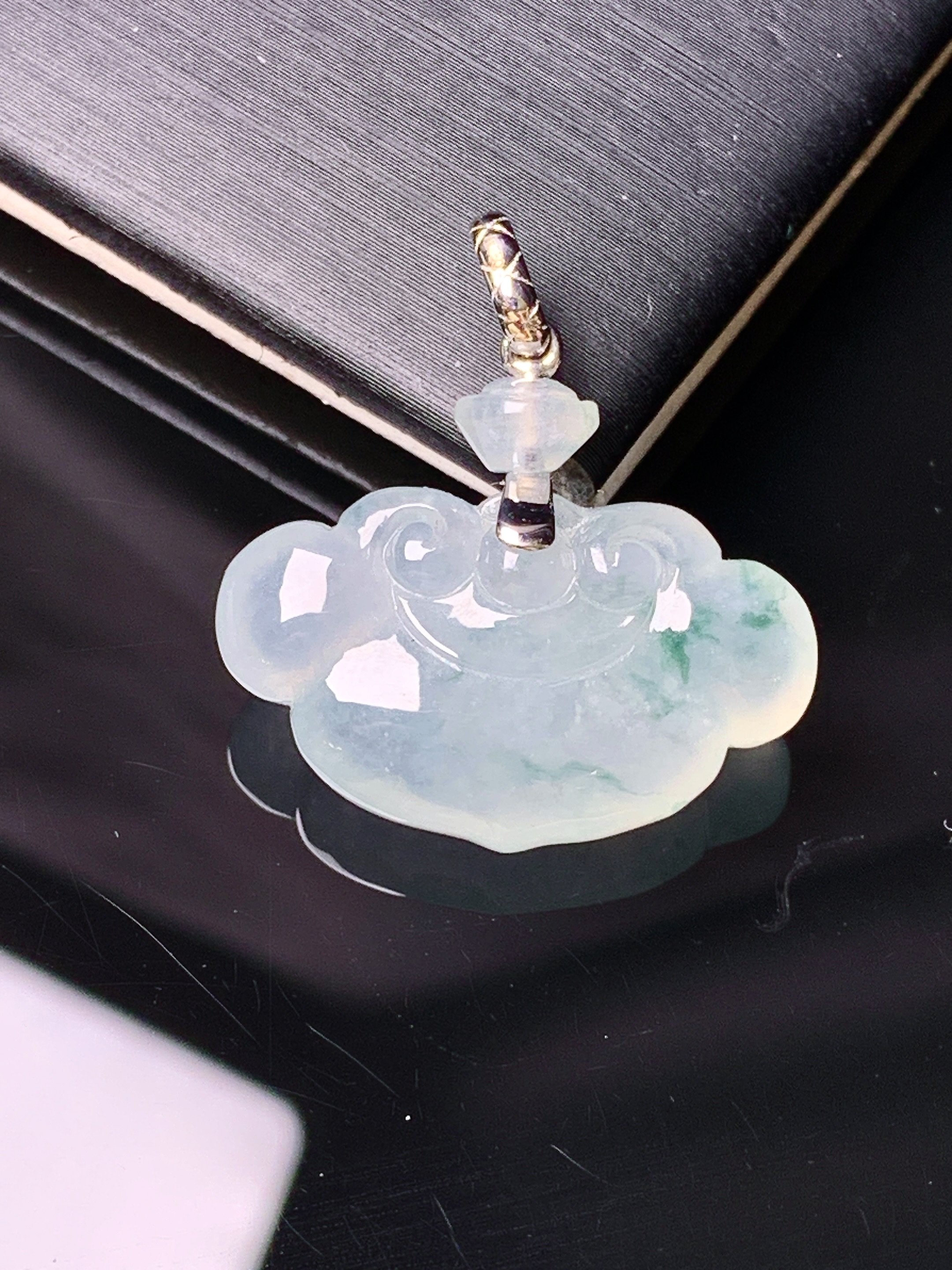 18k金镶嵌冰种如意头吊坠 玉质细腻 色泽艳丽清新 水润亮眼 整体尺寸25.3*23.5*6.5m1