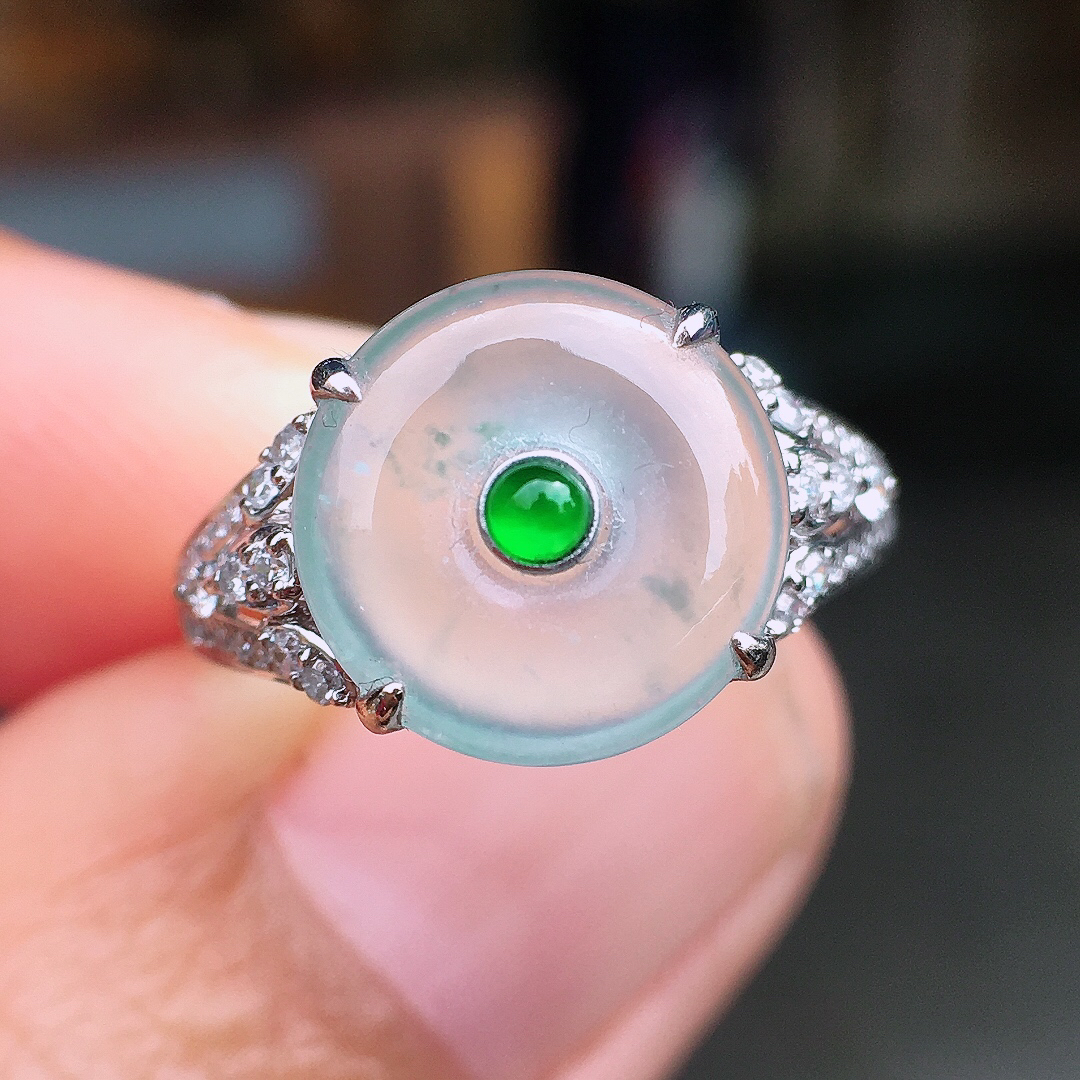 玻璃种平安扣戒指，玉质细腻，荧光感超
强，饱满圆润，尽显优雅气质，18k
金豪华镶嵌