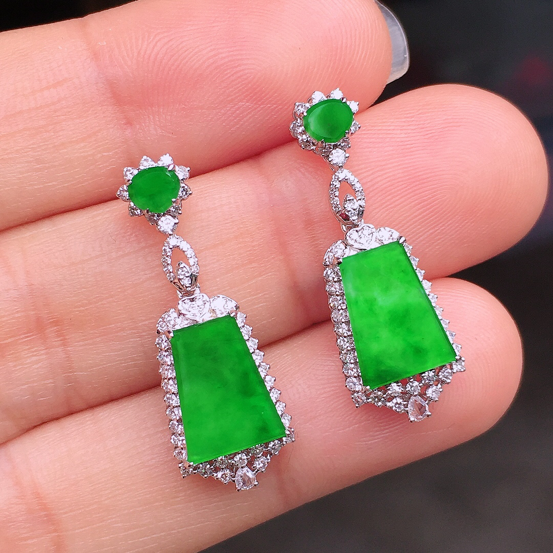 阳绿无事牌耳坠，色泽均匀艳丽，玉质细腻，荧光感超
强，饱满圆润，尽显优雅气质，18k
金豪华镶嵌