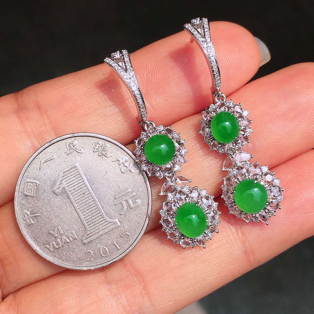 阳绿蛋面耳坠，色泽均匀艳丽，玉质细腻，荧光感超
强，饱满圆润，尽显优雅气质，18k
金豪华镶嵌