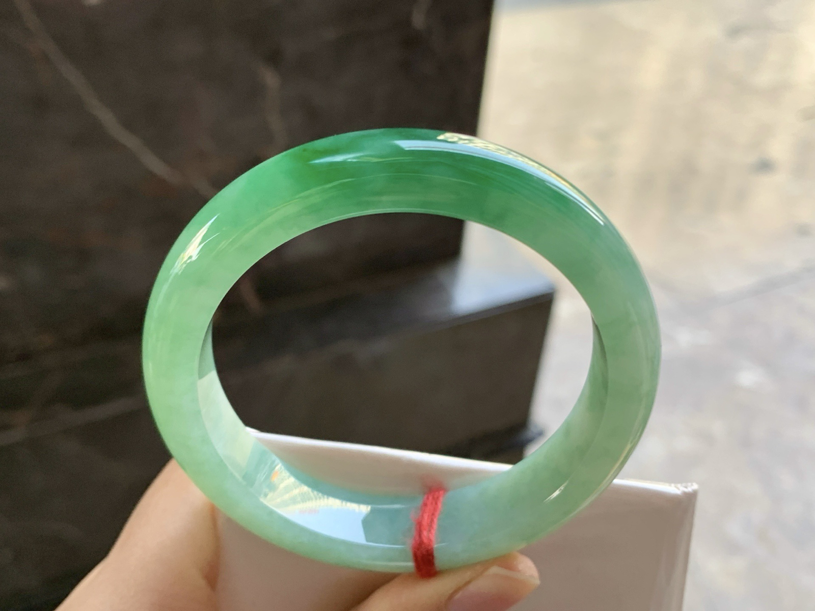 56-12.6-8.2

辣绿色手镯^_^鲜艳 玉质温润