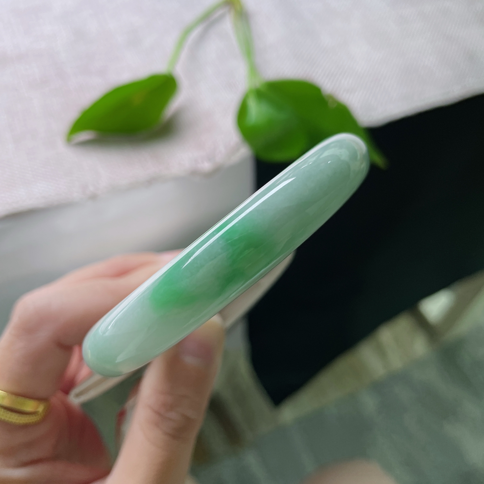 59.6/12/8.6，飘绿正圈，俏色点缀，精致玲珑，水润，质地温润细腻，皮纹