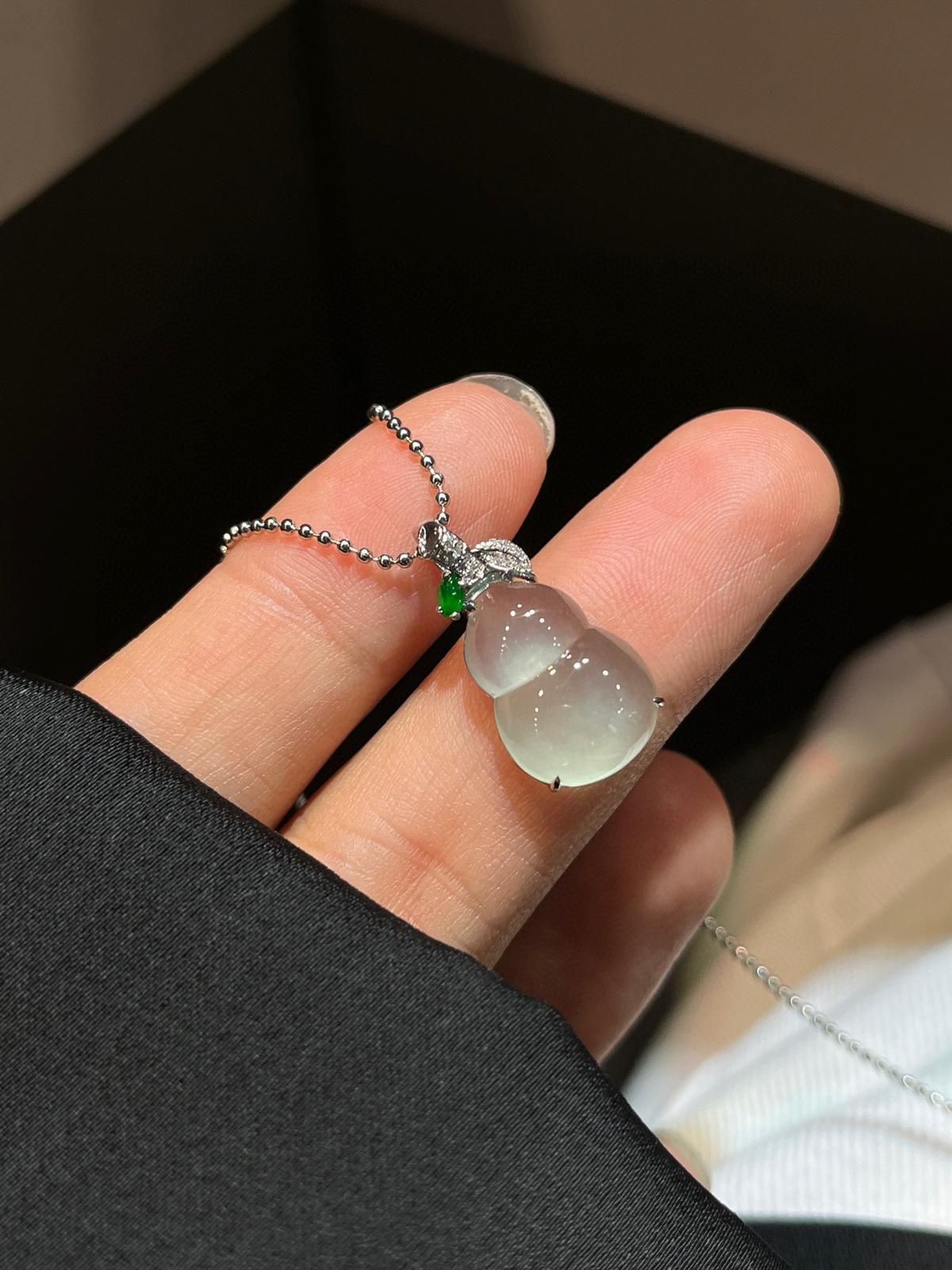 高冰湖水绿｜清透如湖水
-

冰感十足，底色干净温柔
不挑肤色，越戴越显气质
18k金镶嵌