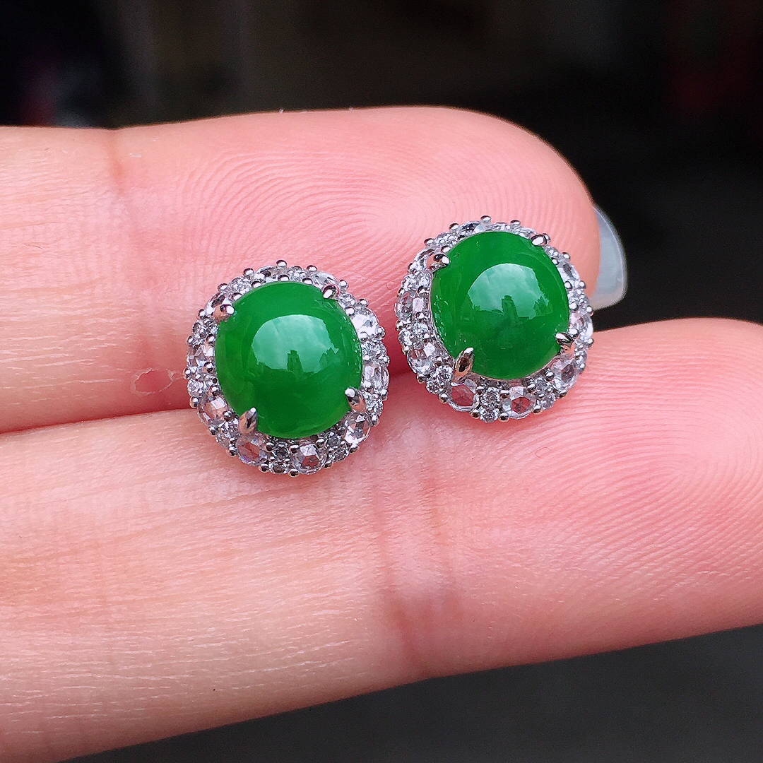 阳绿蛋面耳钉，色泽均匀艳丽，玉质细腻，荧光感超
强，饱满圆润，尽显优雅气质，18k
金豪华镶嵌