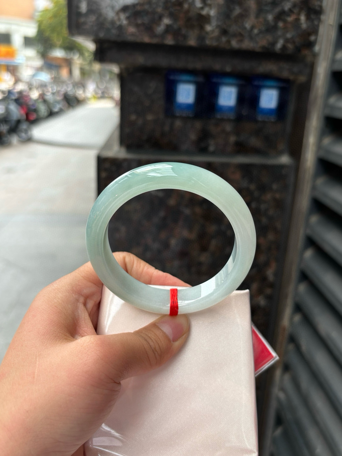 57.3-13-8.6晴蓝色调清新又温柔，冰润通透的质地裹着均匀的晴蓝底色，种老肉细的镯身泛着莹润水光，上手尽显腕间清韵