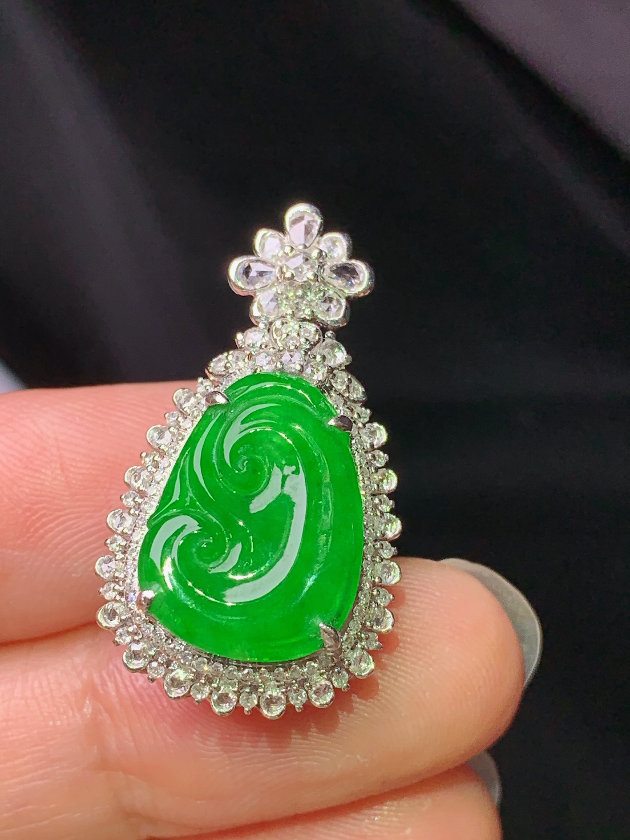 18k金钻镶嵌满绿如意吊坠 玉质细腻 色泽艳丽清新 水润亮眼 整体尺寸29.2*16.5*11.5c2