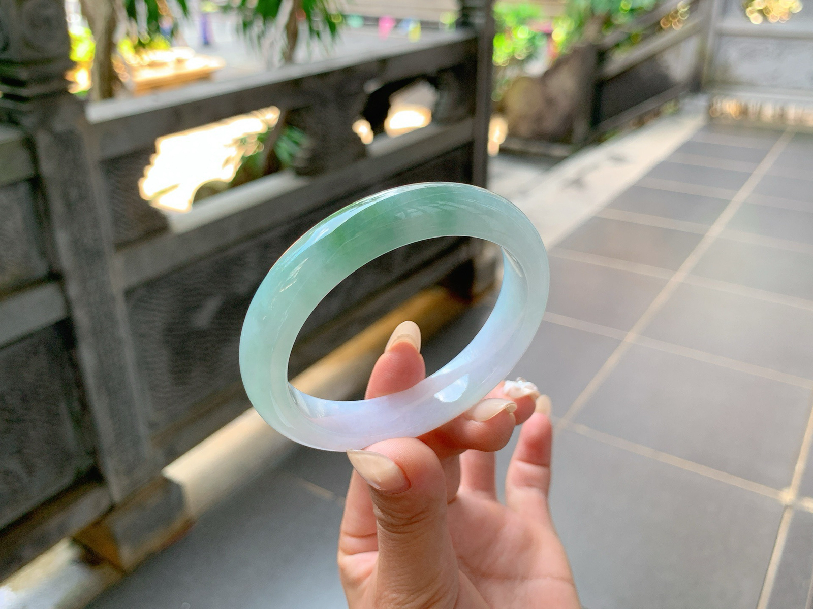 ｜55圈口
半山半水手镯，底妆带点粉，肉质细细润润的，清爽利落，