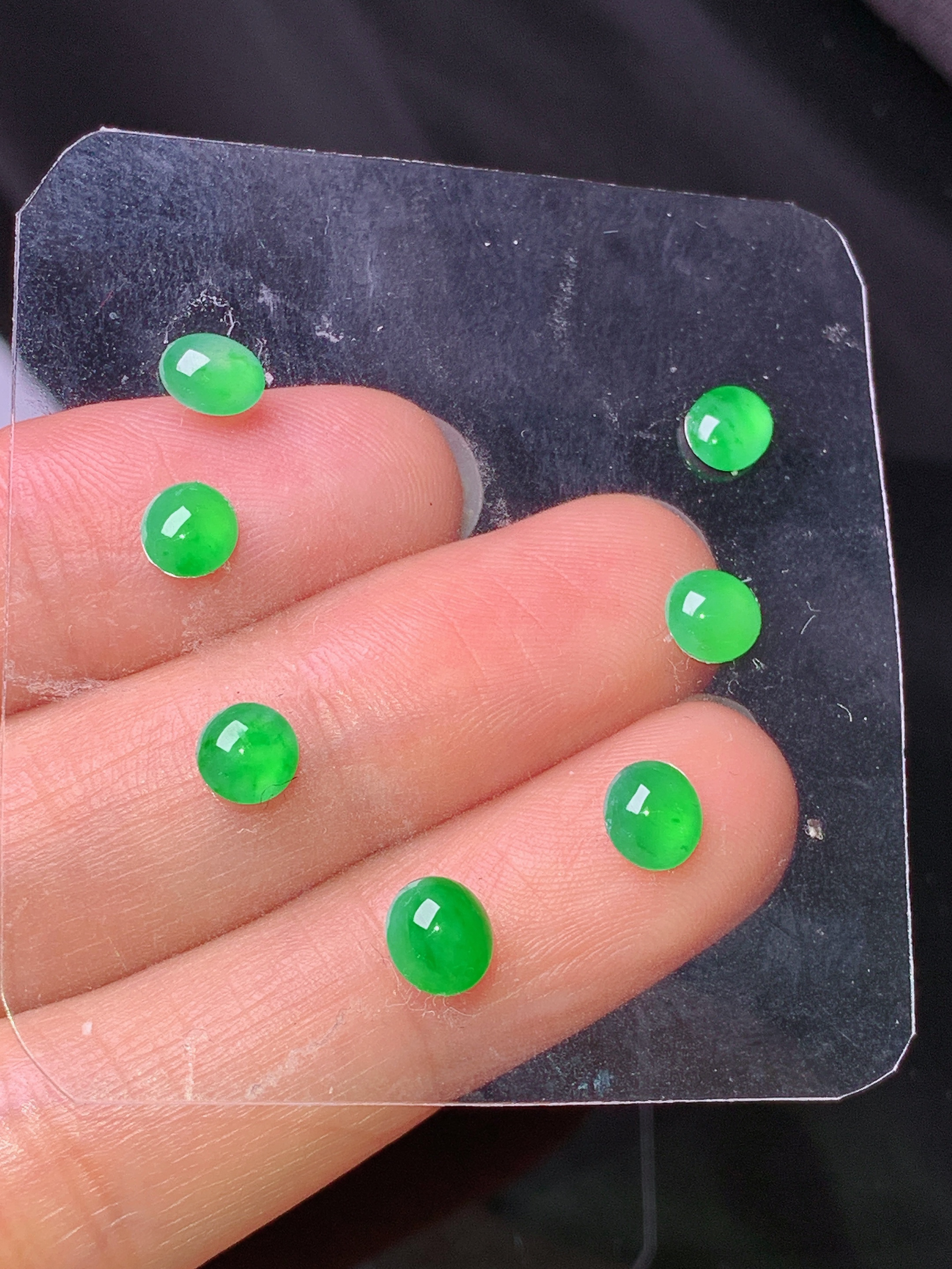 镶嵌款 满绿蛋面一手 玉质细腻 色泽艳丽清新 水润亮眼 整体尺寸5.7*5.2*2.5L2