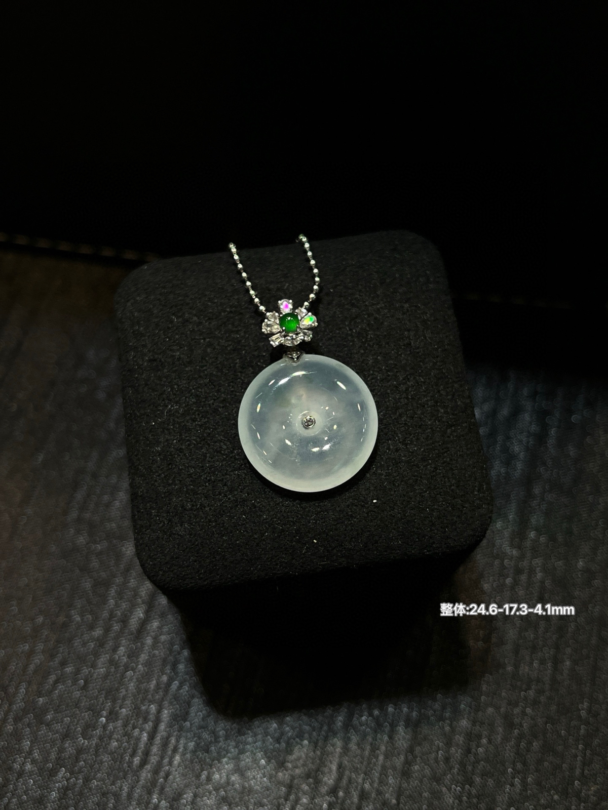 白冰平安扣……
-

白冰料子清透干净
像一汪小泉水 冰冰润润