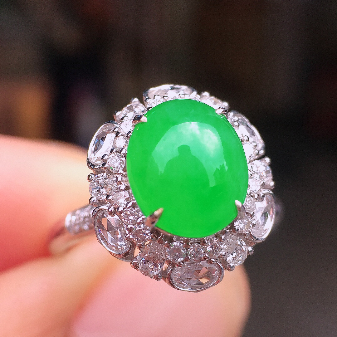 阳绿蛋面戒指，色泽均匀艳丽，玉质细腻，荧光感超
强，饱满圆润，尽显优雅气质，18k
金豪华镶嵌