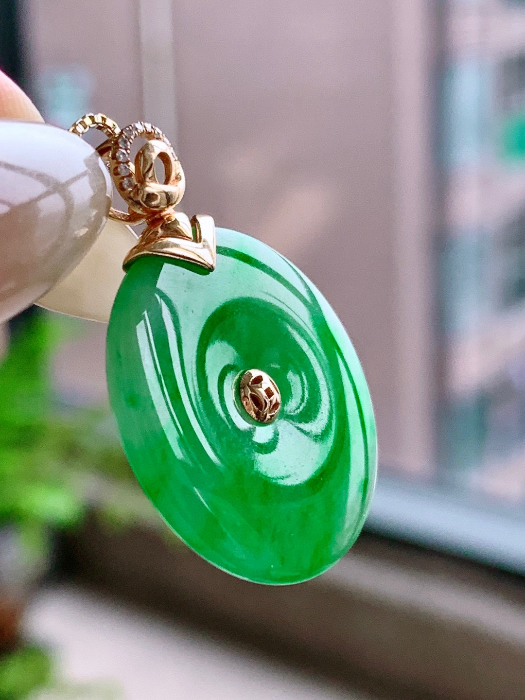 冰飘绿花平安扣
【整体】31.6
【裸石】24.2-3.6