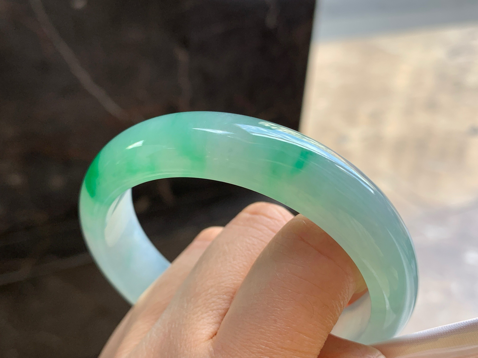 57-13.7-8

冰飘绿手镯^_^种水好 颜色鲜艳