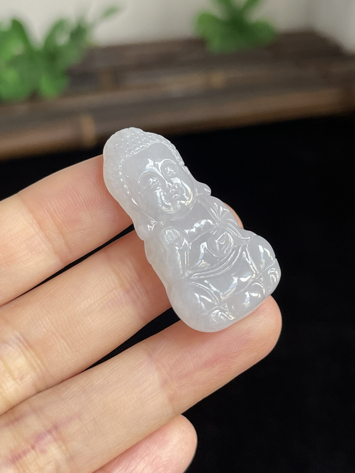 翡翠糯化种白色吊坠