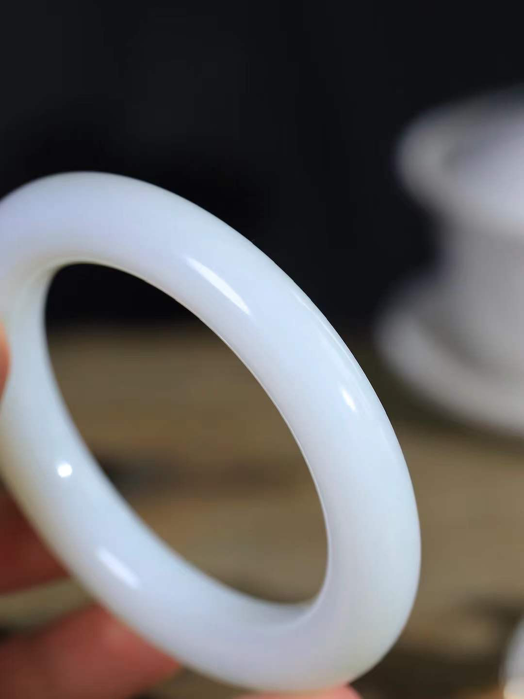 【花样年华·手镯】

精品和田玉白玉圆条手镯，质地油润细腻，色泽高贵典雅，镯型古朴典雅。在诗情画意的雨巷相遇，你是我腕间的一抹风情，有你眸有深情，清风荡漾湖间静水，我愿俯身低眉，在烟波涟漪处，寻你深情倩影。内径60mm尺寸12.6-12.6mm 重85.8克。fDL-36302488