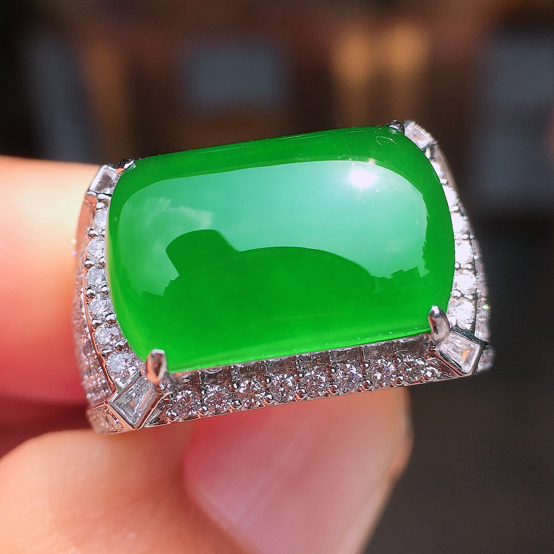 满绿马鞍戒指，色泽均匀艳丽，玉质细腻，荧光感超
强，饱满圆润，尽显优雅气质，18k
金豪华镶嵌