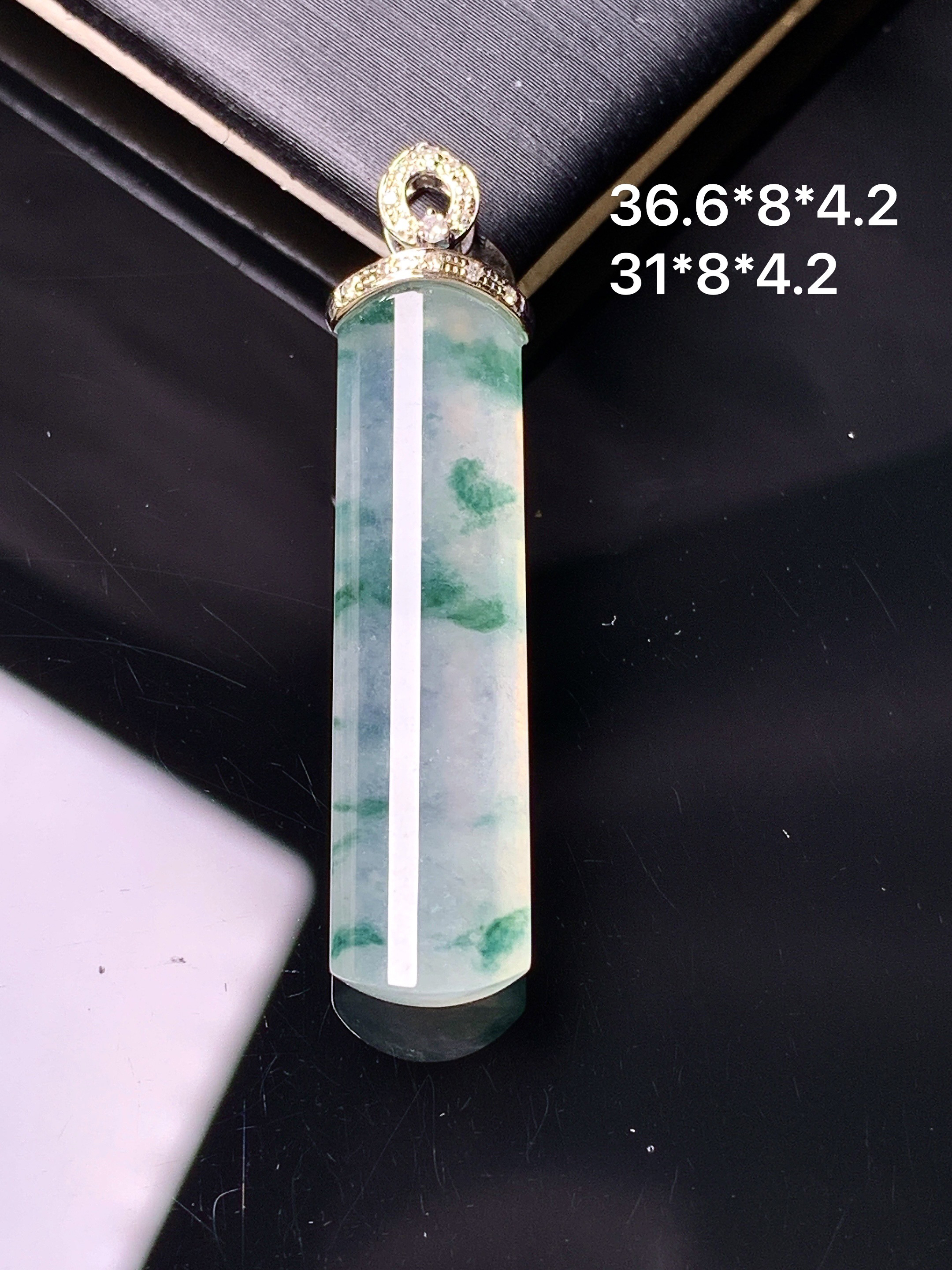 18k金钻镶嵌冰种飘绿玉柱吊坠 玉质细腻 色泽艳丽清新 水润亮眼 整体尺寸36.6*8*4.2b1