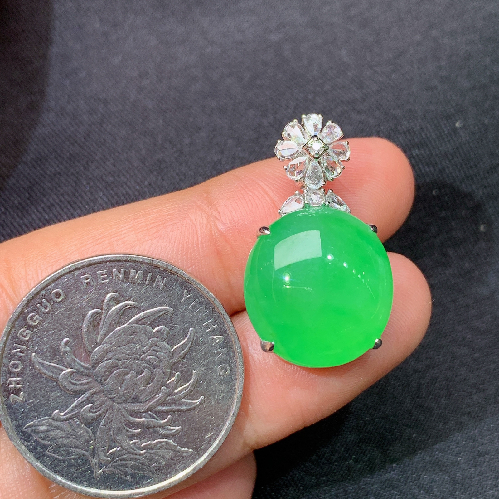 冰阳绿蛋面吊坠，18k金镶嵌，冰润色阳，玉质细腻，种水足，Yh1 尺寸25*14.5*9.3