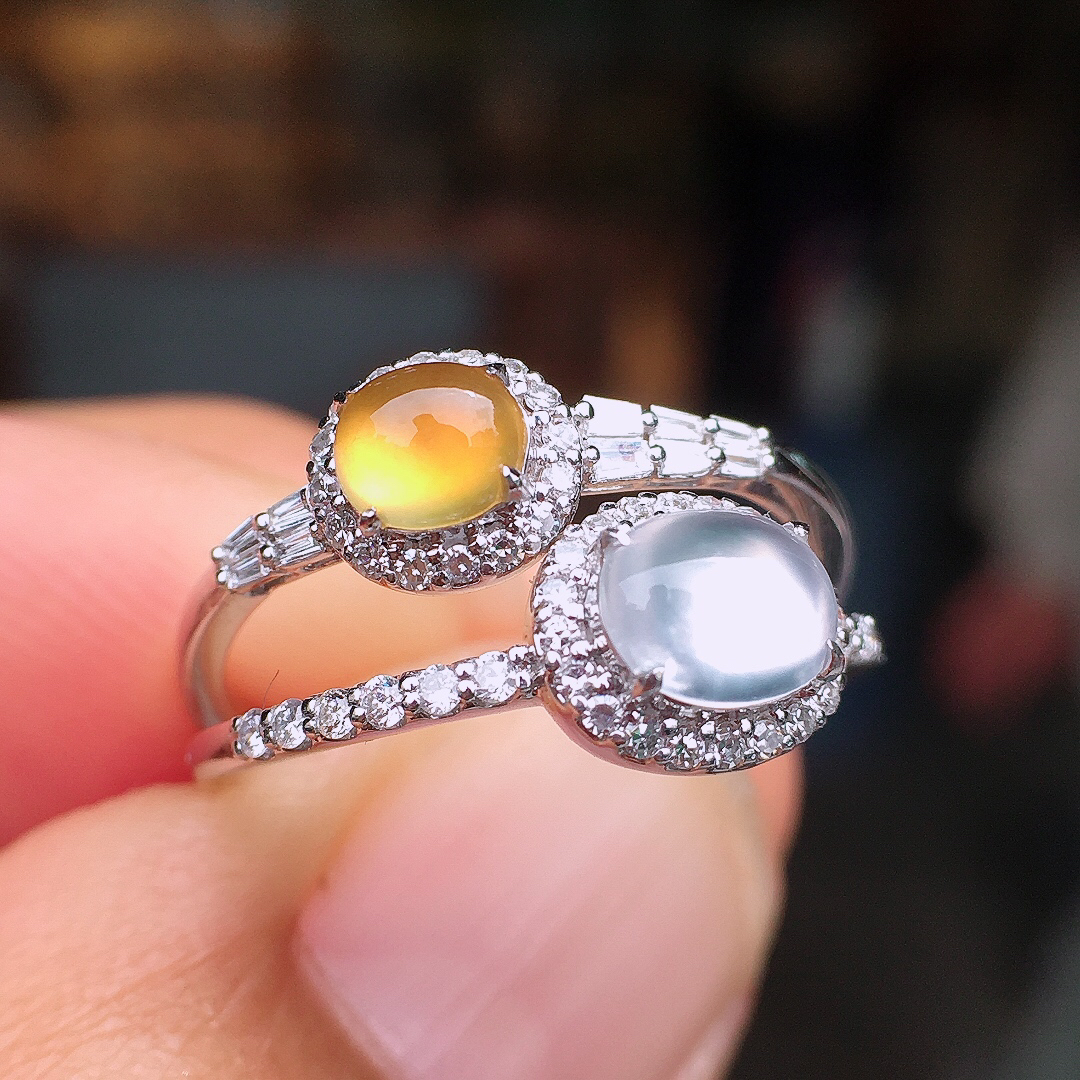 （黄+冰）二合一戒指，色泽均匀艳丽，玉质细腻，荧光感超
强，饱满圆润，尽显优雅气质，18k
金豪华镶嵌