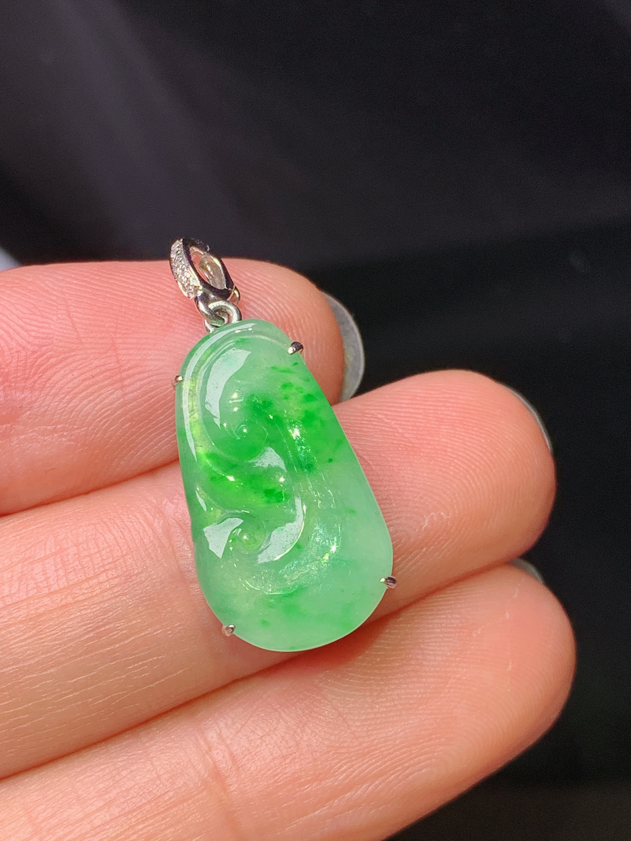 18k金钻镶嵌翠绿如意吊坠 玉质细腻 色泽艳丽清新 水润亮眼 整体尺寸26*11*3.5j2