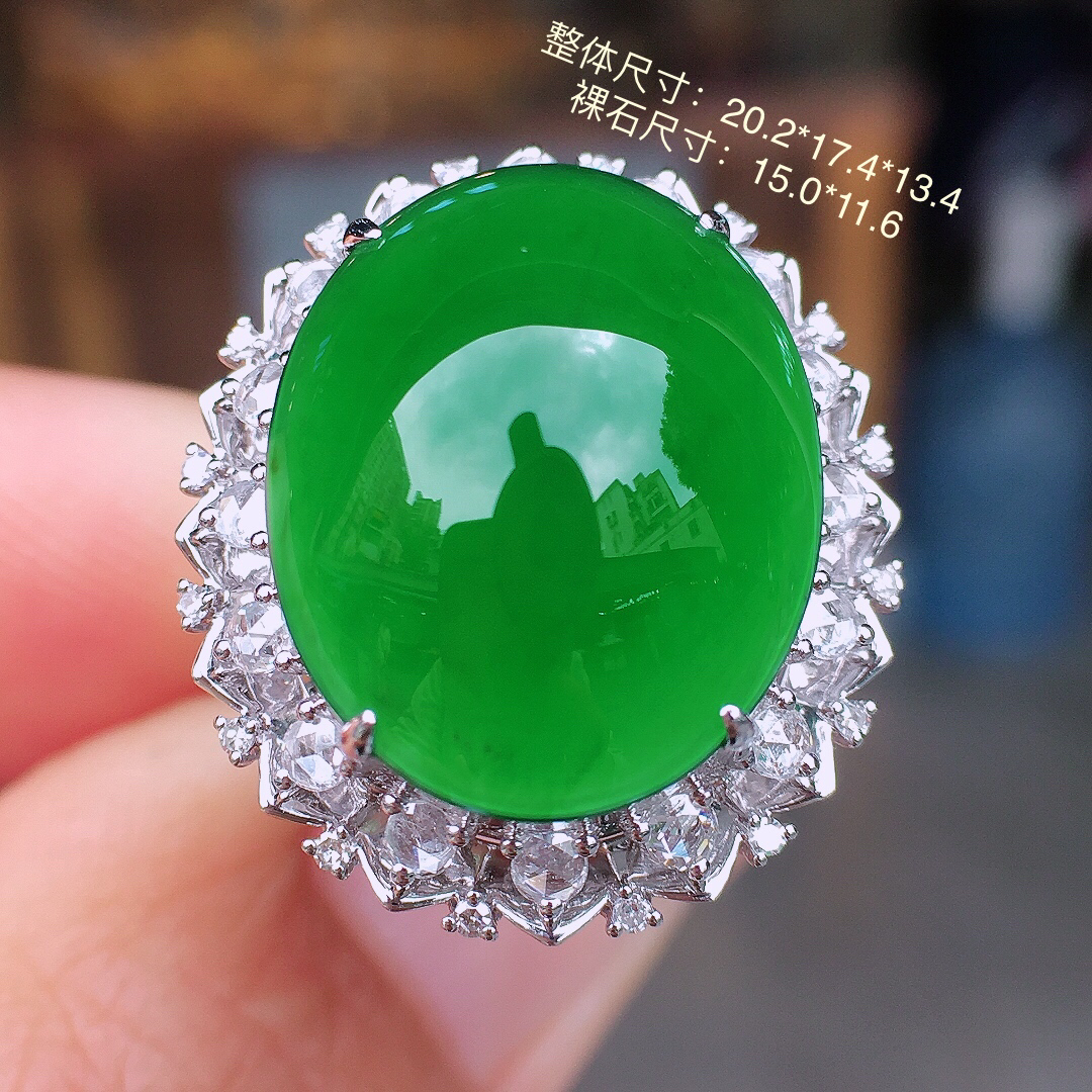 满绿蛋面戒指，色泽均匀艳丽，玉质细腻，荧光感超
强，饱满圆润，尽显优雅气质，18k
金豪华镶嵌