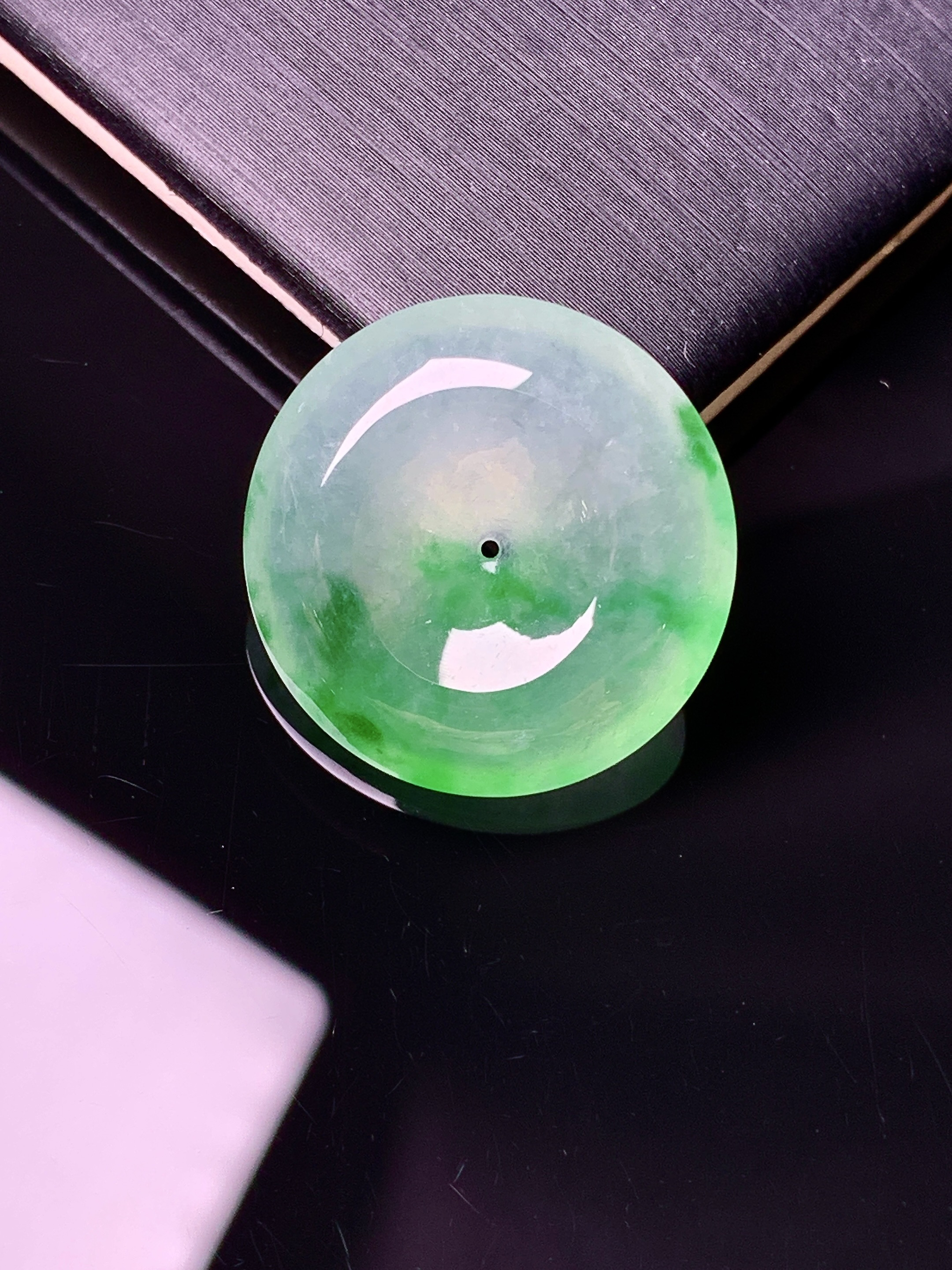 冰种飘绿平安扣吊坠 玉质细腻 色泽艳丽清新 水润亮眼 整体尺寸21.6*6d3