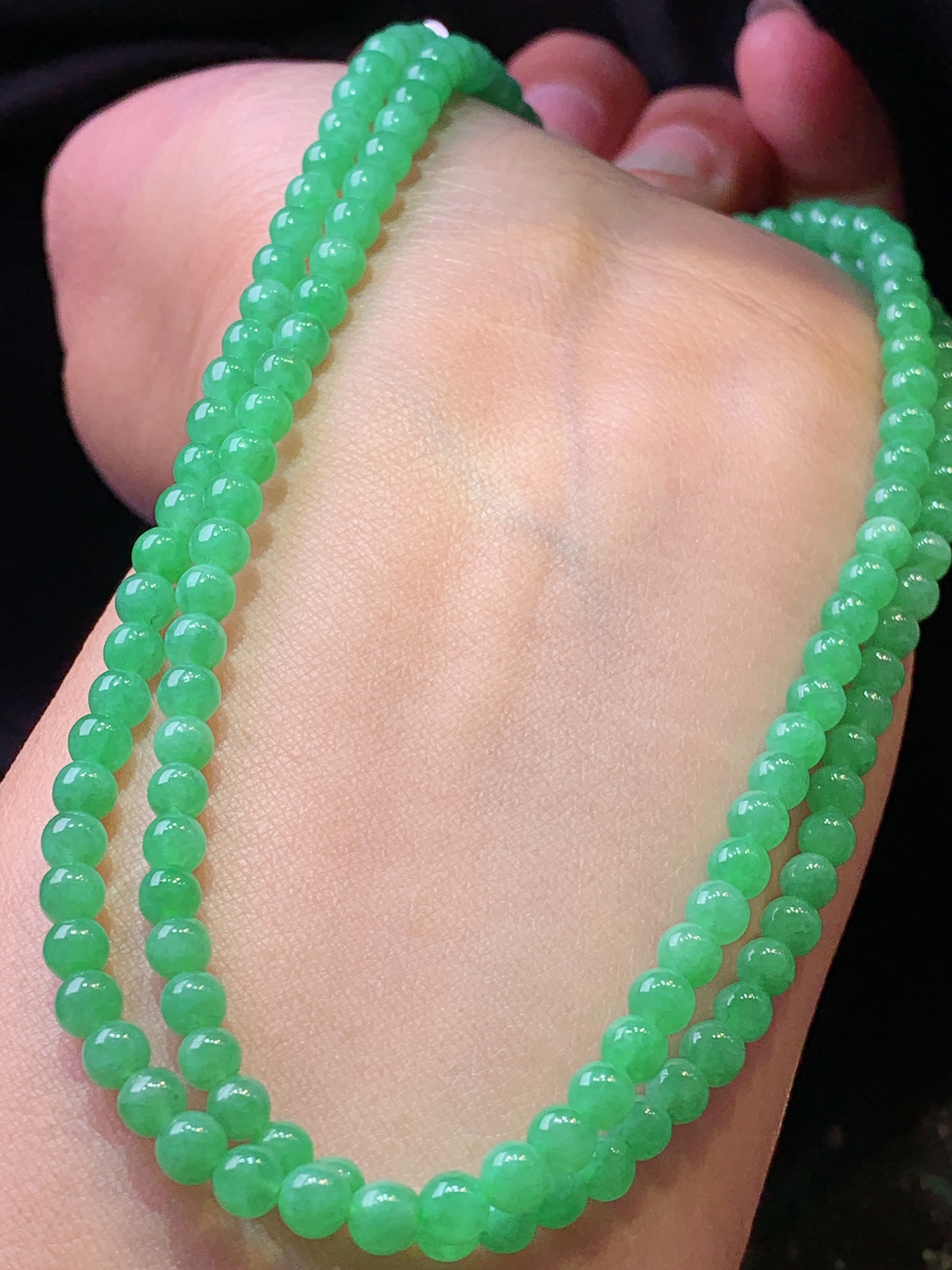 翠绿圆珠项链 玉质细腻 色泽艳丽清新 水润亮眼 整体尺寸4z1