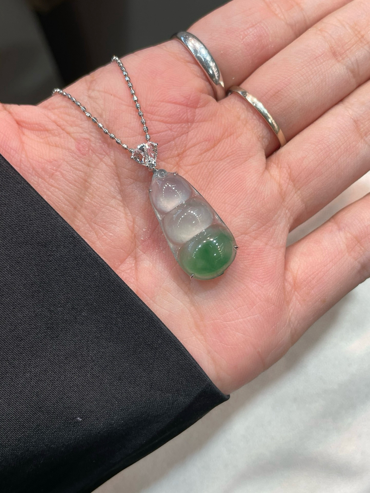 冰种 起光 飘绿花 福豆吊坠 半山半水

18k金简镶嵌