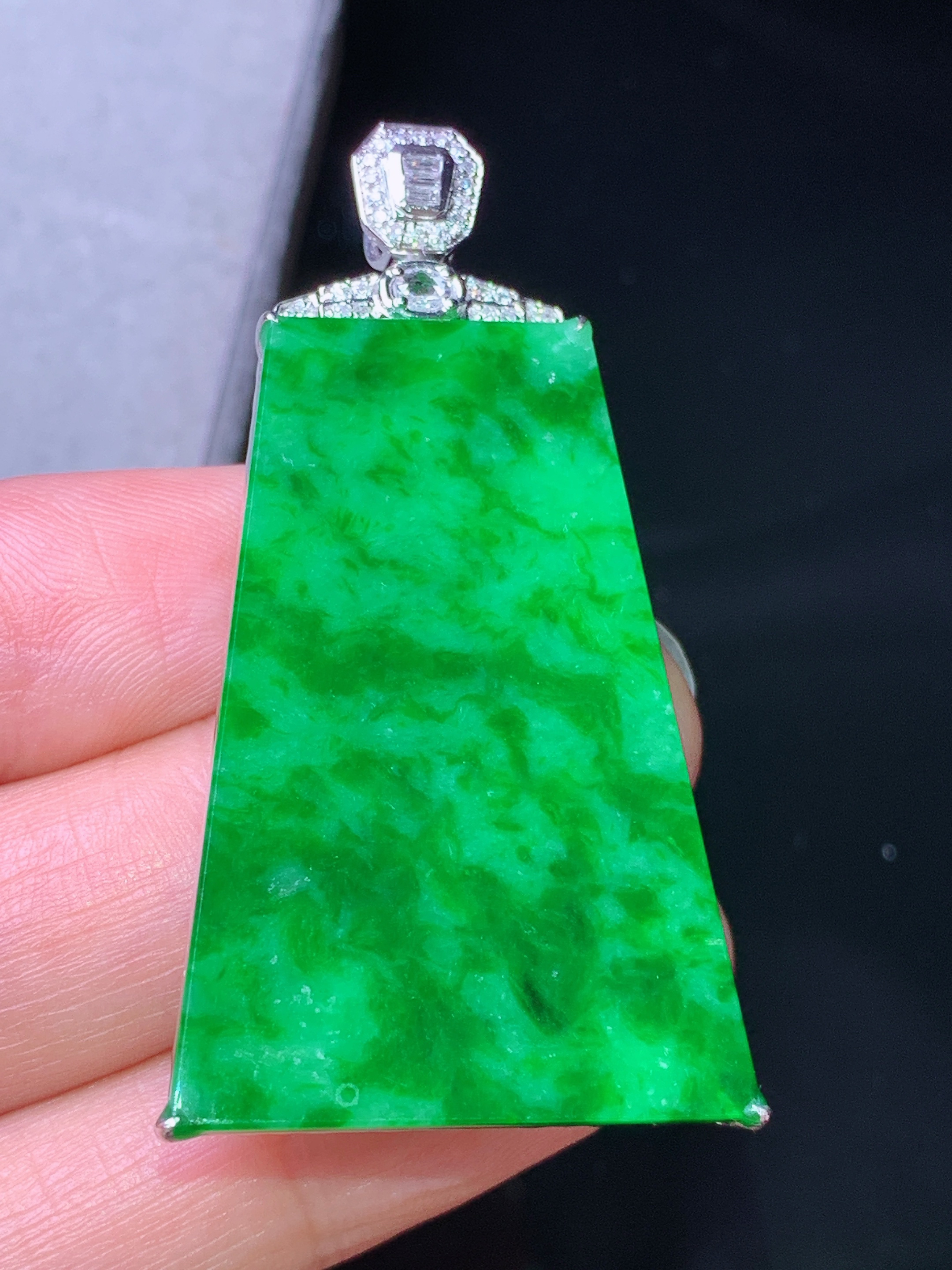 18k金钻镶嵌翠绿无事牌吊坠 玉质细腻 色泽艳丽清新 水润亮眼 整体尺寸48.3*25.8*5.3b