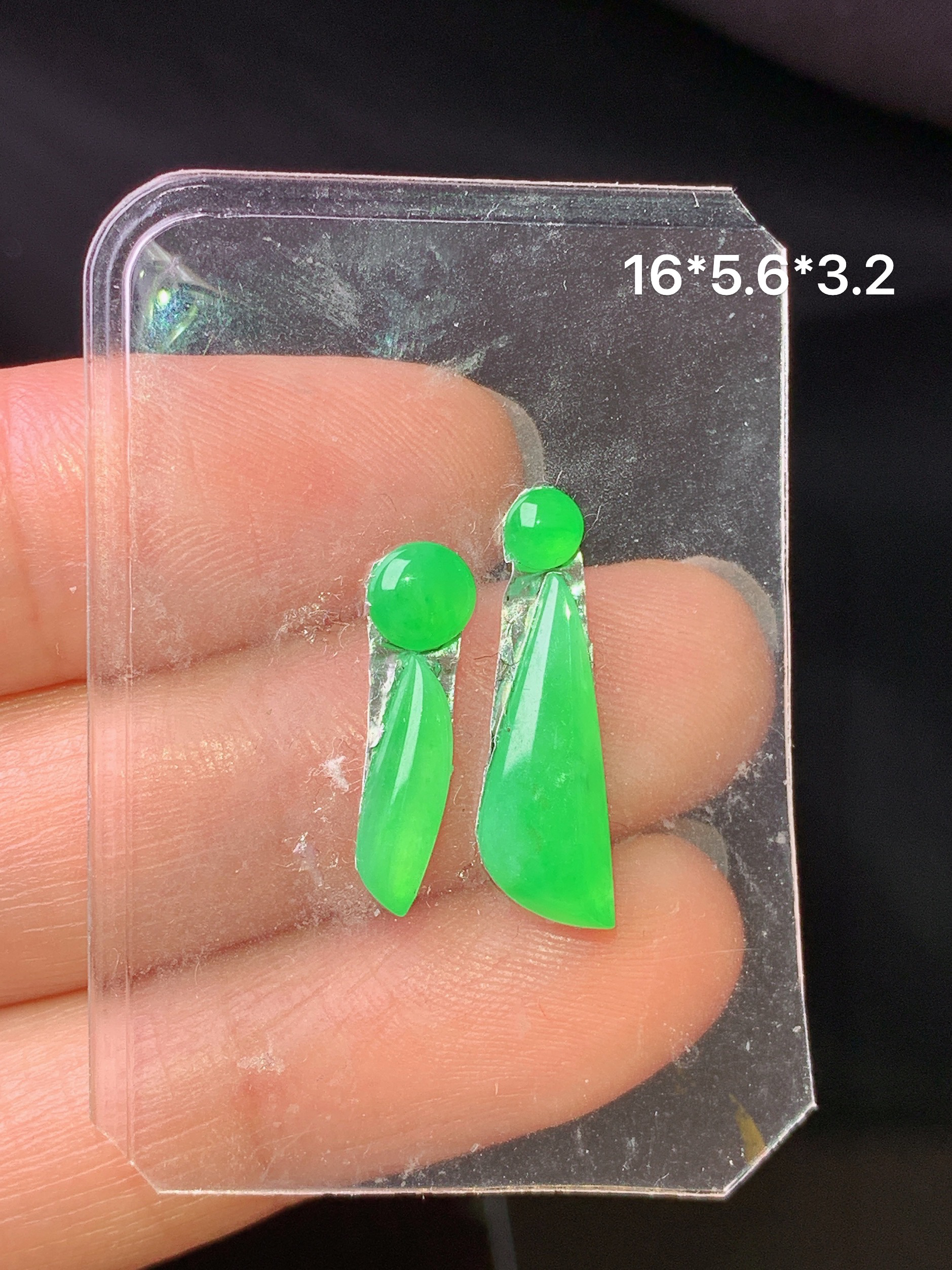 翠绿随形一对 玉质细腻 色泽艳丽清新 水润亮眼 整体尺寸16*5.6*3.2L2