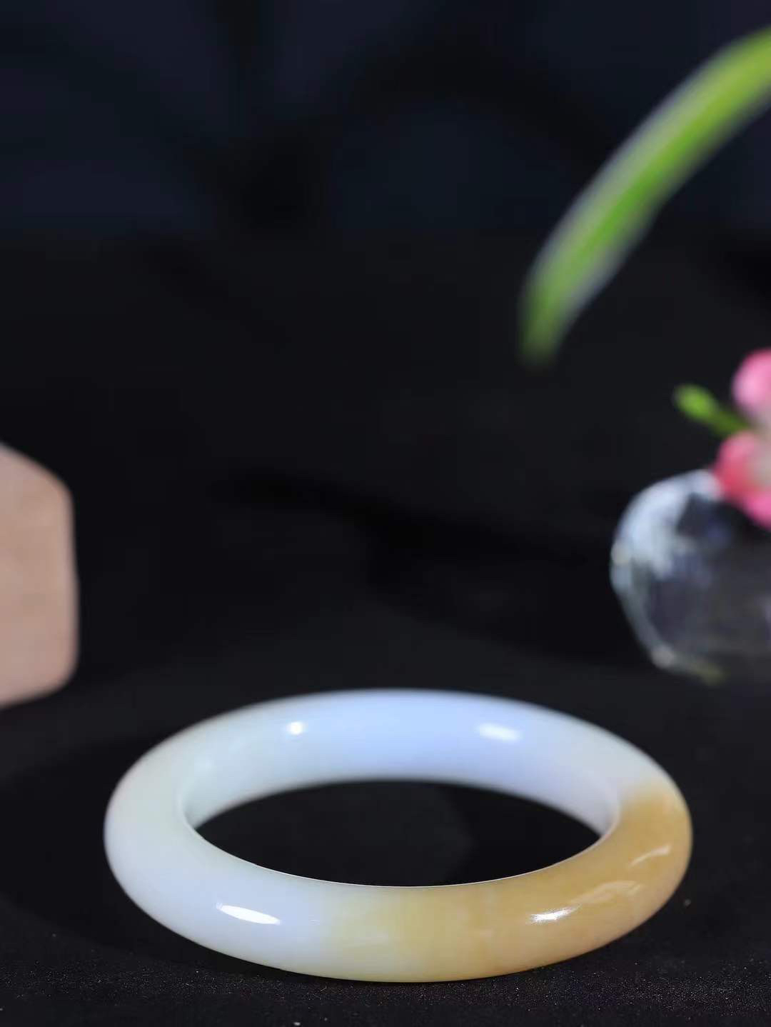 （柔情似水.手镯）

精品和田玉糖白玉手镯，玉质温润细腻，镯型饱满圆润，优雅知性，姽婳于幽静兮，又