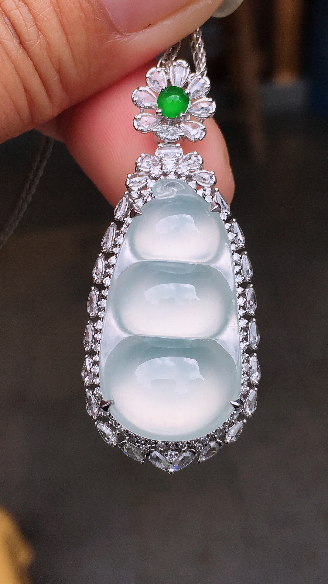 冰种福豆吊坠，玉质细腻，荧光感超
强，饱满圆润，尽显优雅气质，18k
金豪华镶嵌