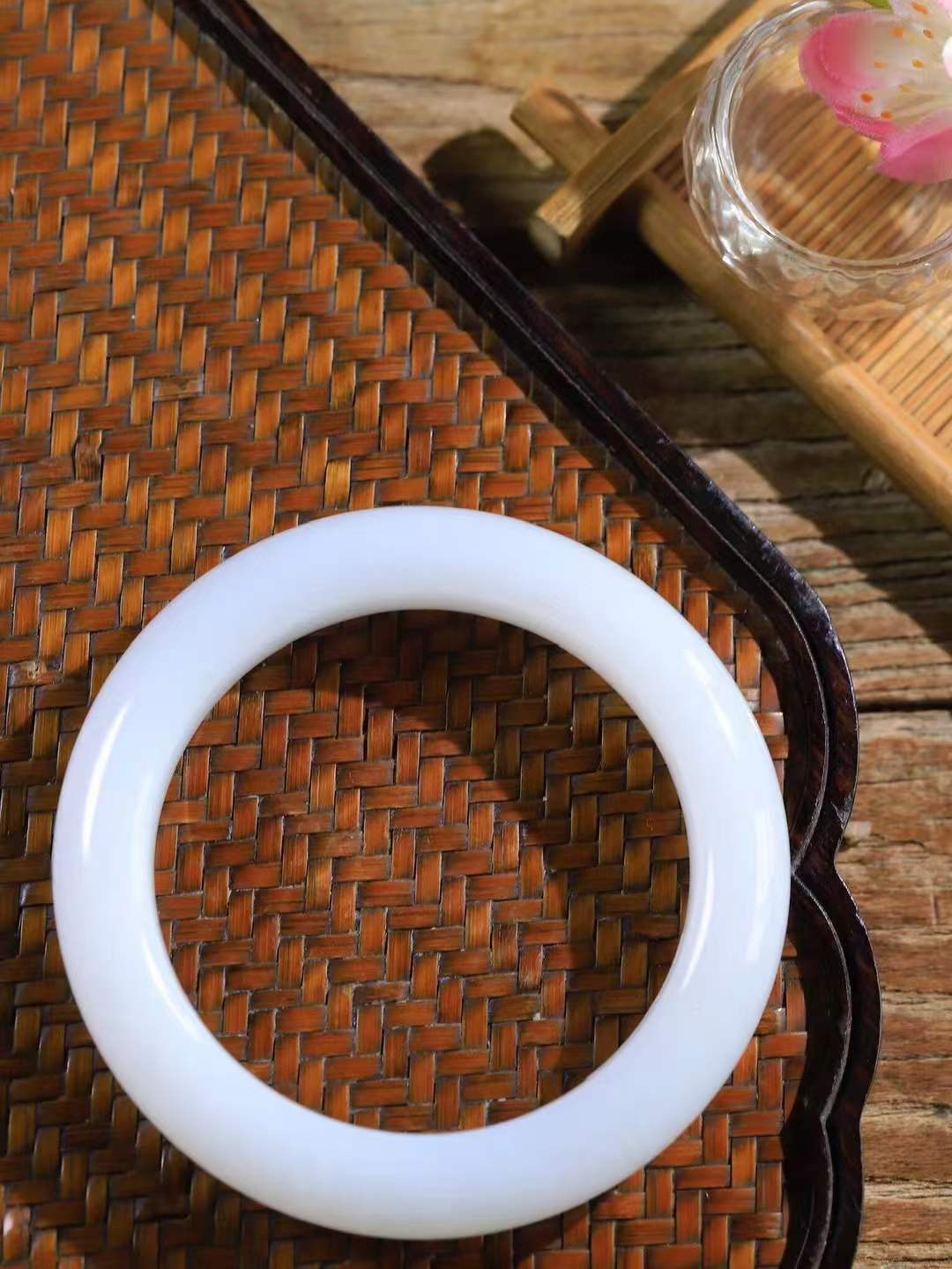 【柔情素语·手镯】

精品和田玉白玉手镯，玉质细腻温润，手感舒适，️线条流畅，简约大气，美自天成，佩戴于腕间，婉约之美，举手投足间透出那份低调奢华，醉人心扉。重91.5克 内径圈口60.5mm  尺寸14.5-11.2mm   FDA-55352403