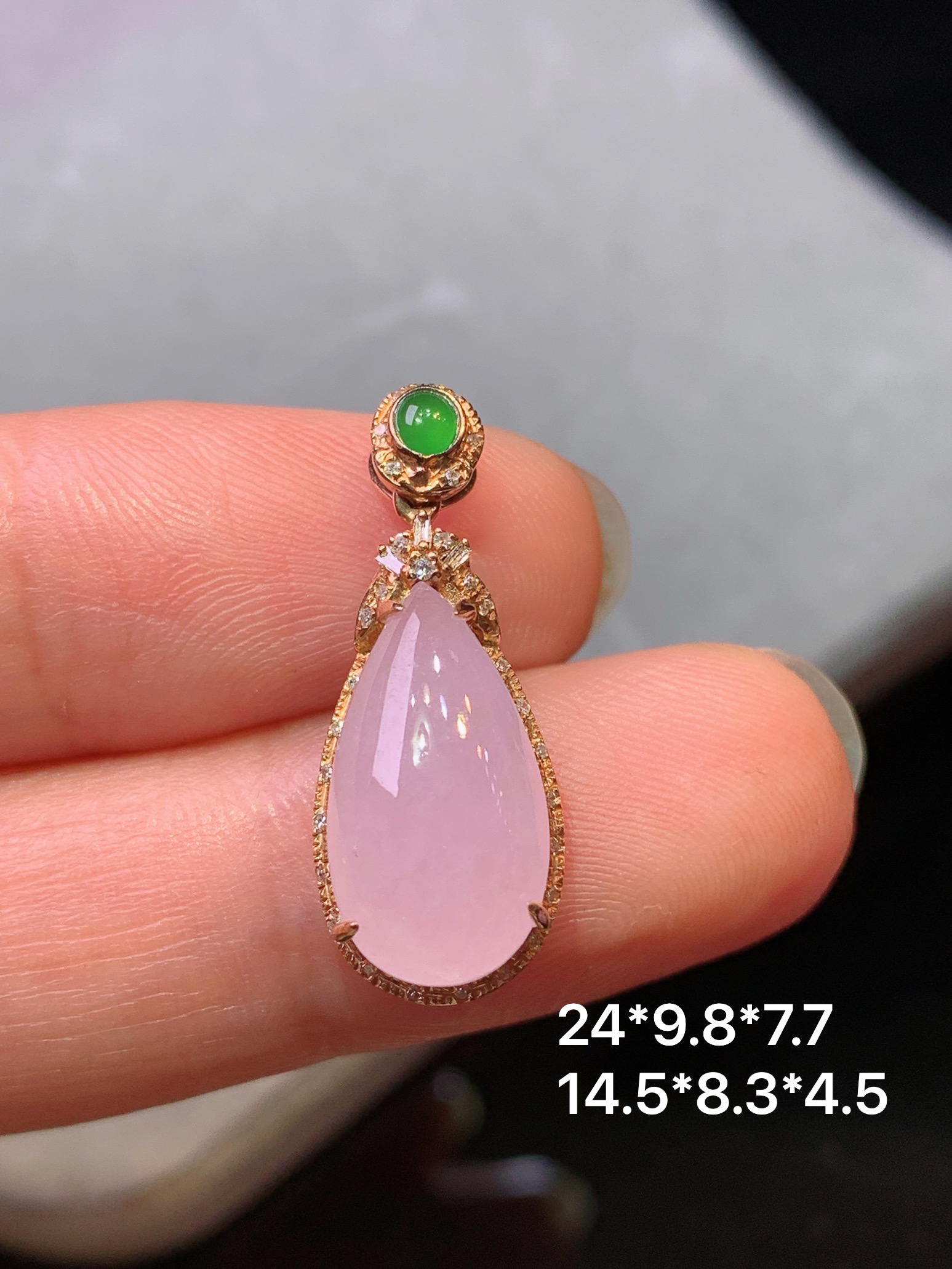 18k金钻镶嵌粉紫罗兰水滴吊坠 玉质细腻 色泽艳丽清新 水润亮眼 整体尺寸24*9.8*7.7z1