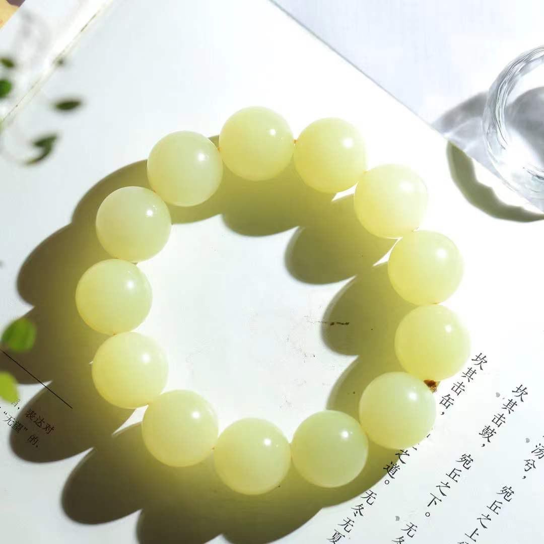 （冬日暖阳.手串）

收藏级臻品和田玉黄口料手串 质地油润，大气雅致，清风明月潺潺，浮浮洗尽铅