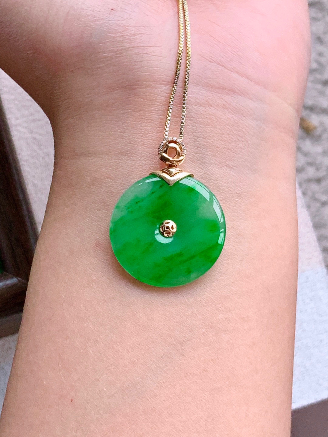 冰飘绿花平安扣
【整体】31.6
【裸石】24.2-3.6