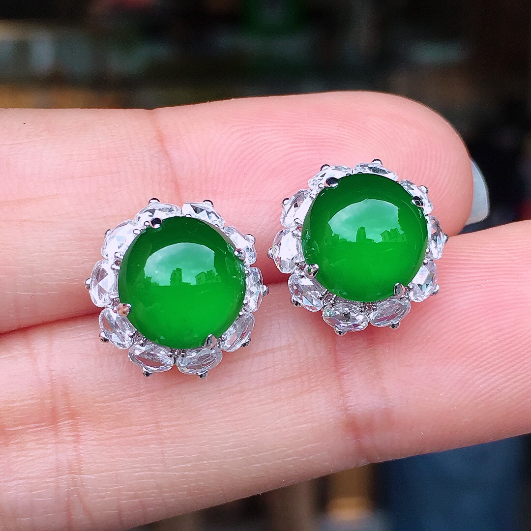 满绿蛋面耳钉，色泽均匀艳丽，玉质细腻，荧光感超
强，饱满圆润，尽显优雅气质，18k
金豪华镶嵌