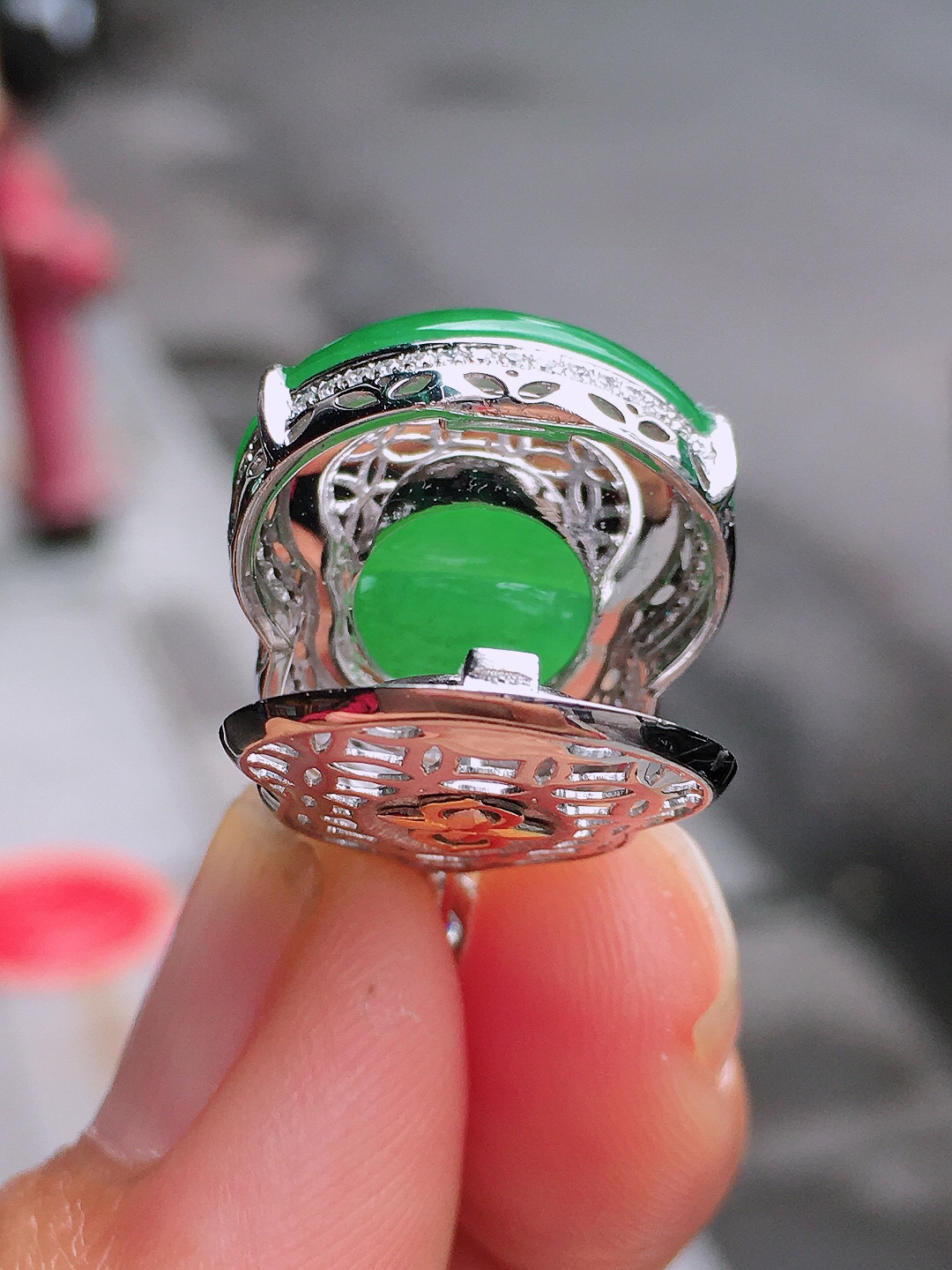 阳绿葫芦吊坠，色泽均匀艳丽，玉质细腻，荧光感超
强，饱满圆润，尽显优雅气质，18k
金豪华镶嵌