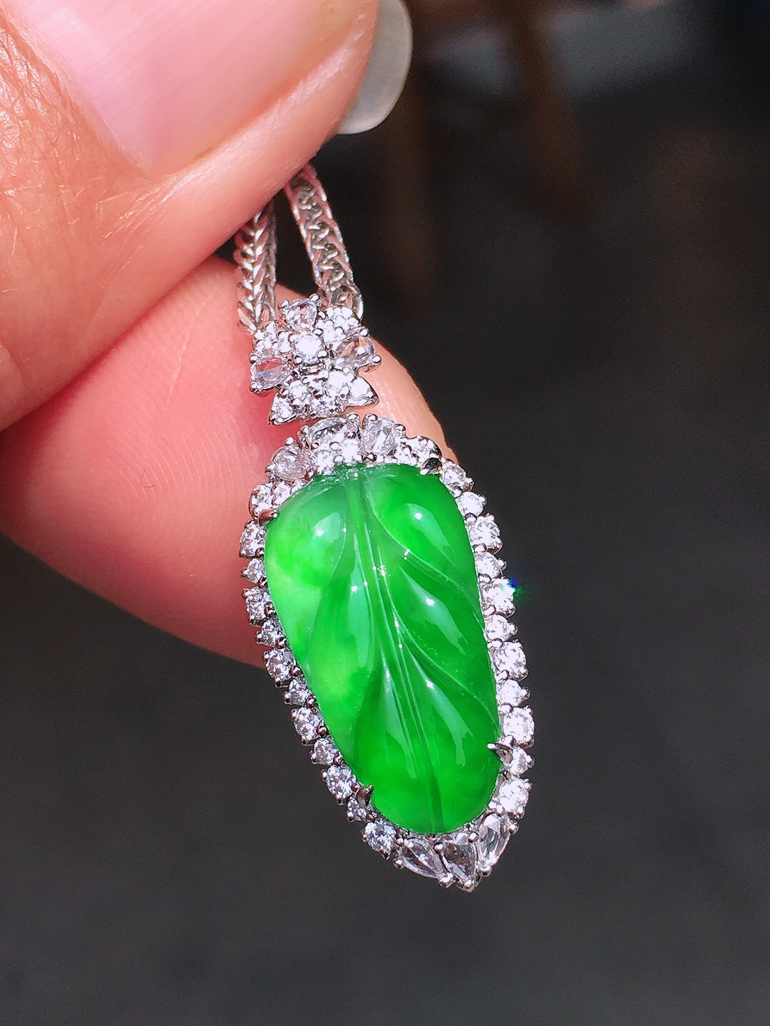 阳绿玉叶吊坠，色泽均匀艳丽，玉质细腻，荧光感超
强，饱满圆润，尽显优雅气质，18k
金豪华镶嵌