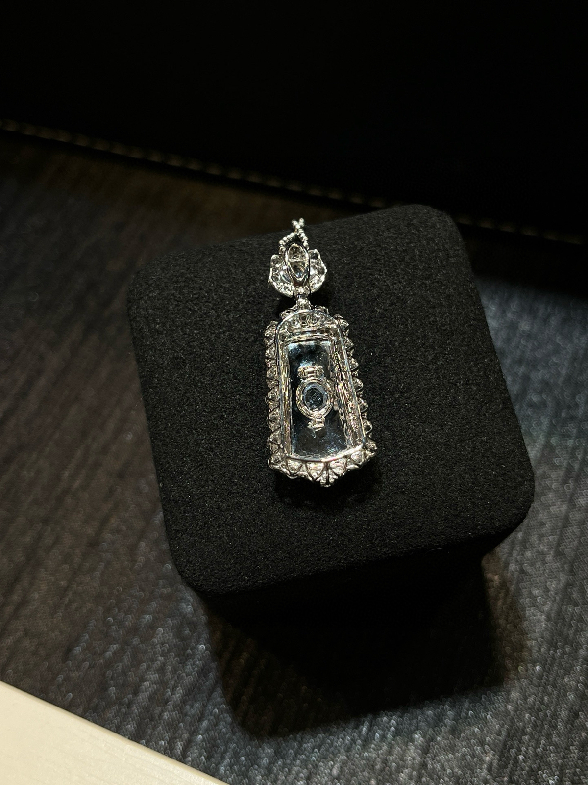 辣阳绿满色无事牌

色辣、种老、光感足
素面无雕，方显翡翠本味
一方无事，一生顺遂